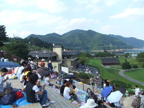宮ヶ瀬ふるさとまつり花火大会前の様子 宮ヶ瀬水の郷観光案内所から あれこれ