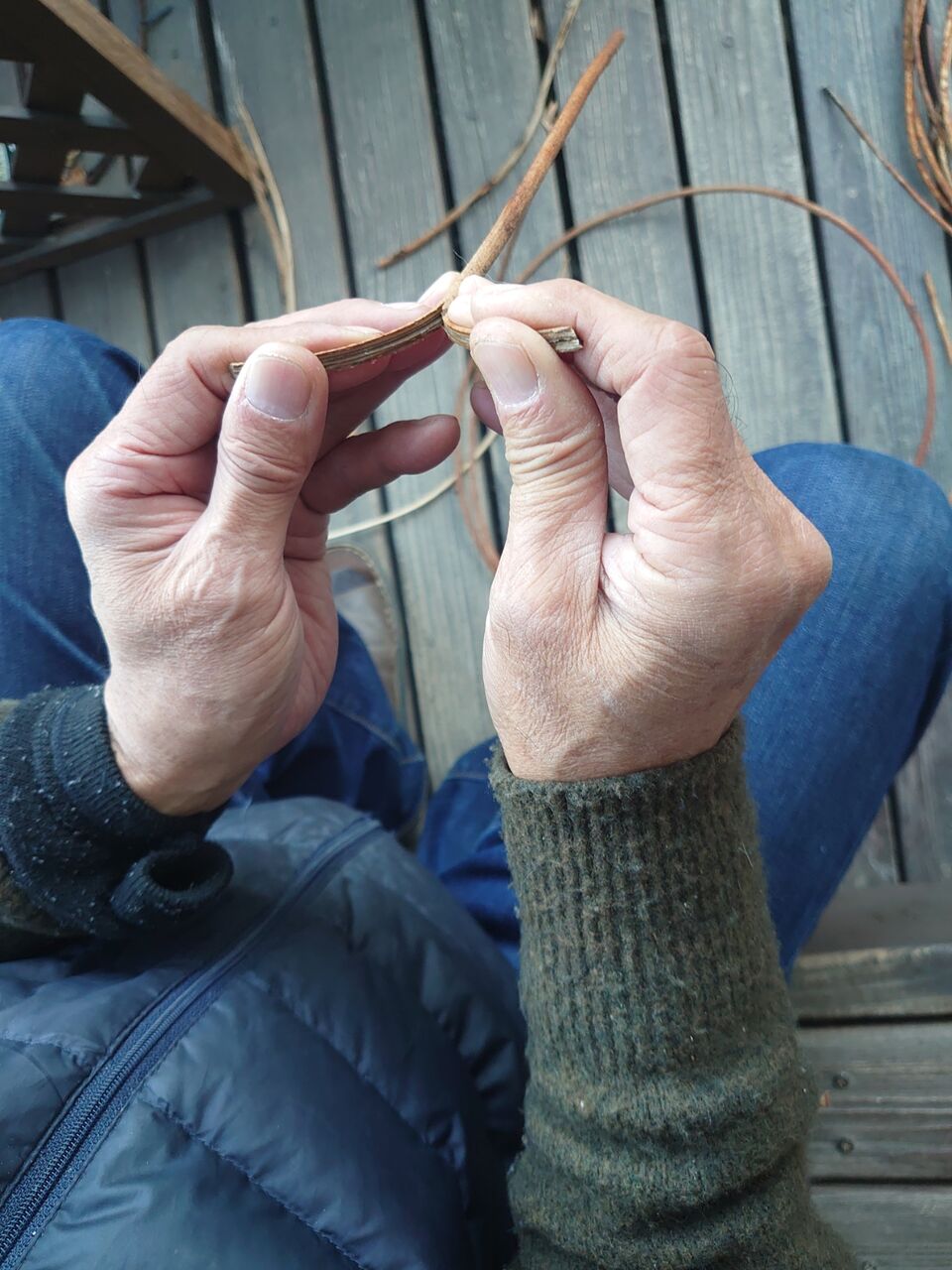 アケビの蔓細工 蔓を半分に割る（動画付き） : 里山暮らしの雑記帳