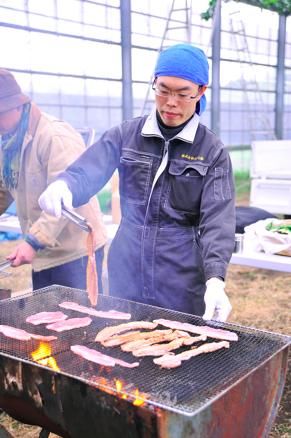 みやじ豚を焼く宮治勇輔