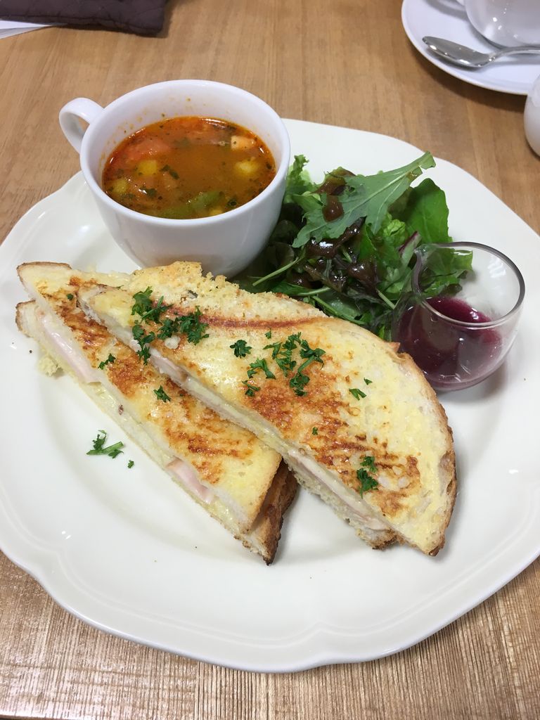 アフタヌーンティー ティールーム スモークチキンとチーズのフレンチトーストサンド フレンチトースト研究会