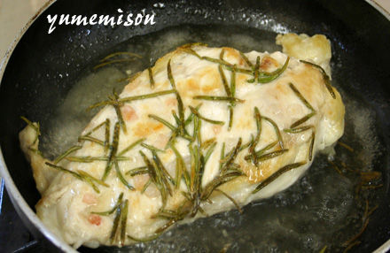 焼けたら、ワインを加えて皮を下にして蒸し焼きにします。
