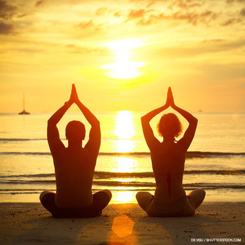 HawaiiHealthWellness_YogaCouple1