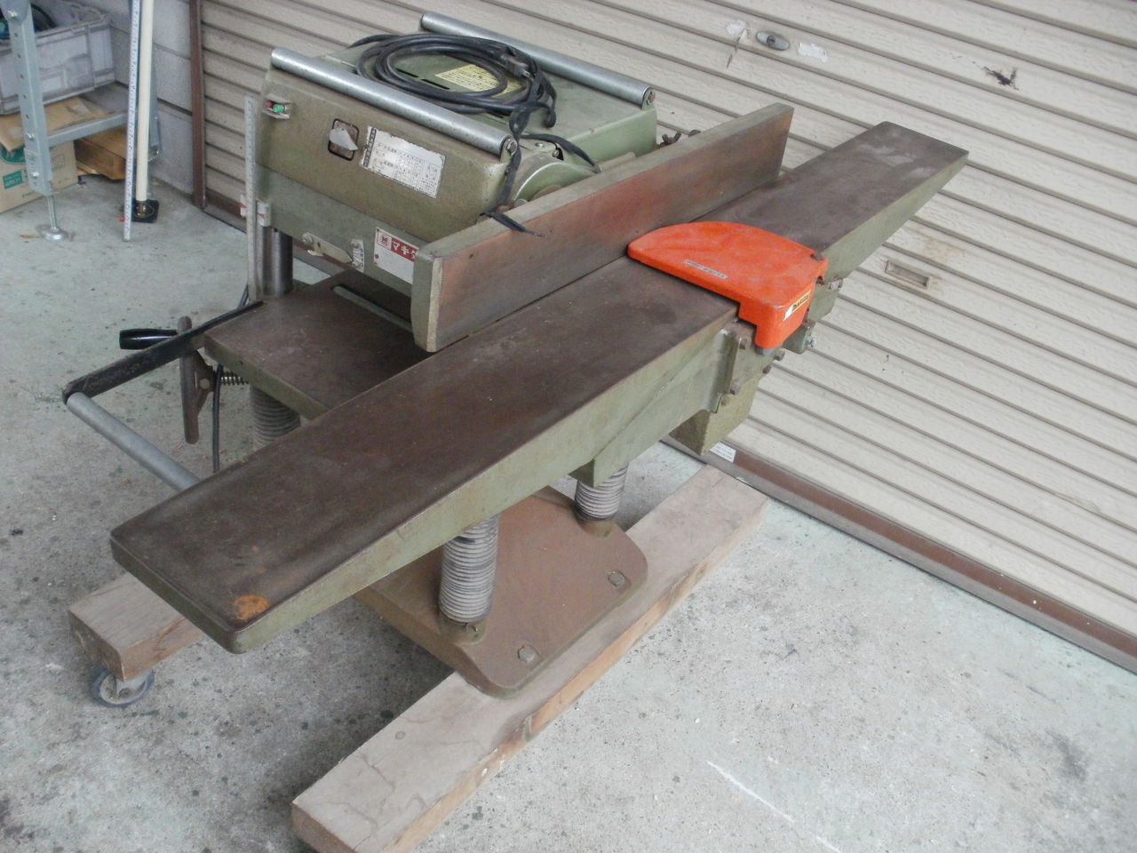 マキタ 100v 小型自動カンナ盤 中古 手押し付き 2031N 入荷しま マキタ 100v 小型自動カンナ盤 中古 手押し付き 2031N 入荷しま