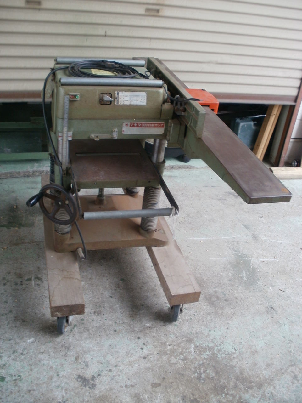 マキタ 100v 小型自動カンナ盤 中古 手押し付き 2031N 入荷しま マキタ 100v 小型自動カンナ盤 中古 手押し付き 2031N 入荷しま