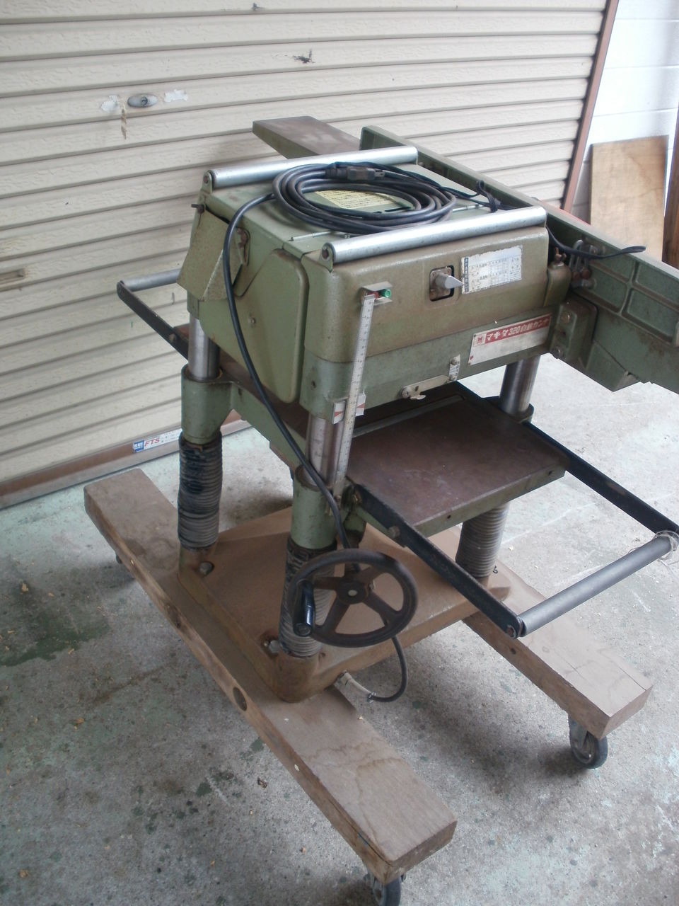 マキタ 100v 小型自動カンナ盤 中古 手押し付き 2031N 入荷しま マキタ 100v 小型自動カンナ盤 中古 手押し付き 2031N 入荷しま