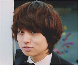 伊野尾慧の髪型はおでこハゲを隠しているため 髪型が変わらない理由は チーター速報トレンド情報