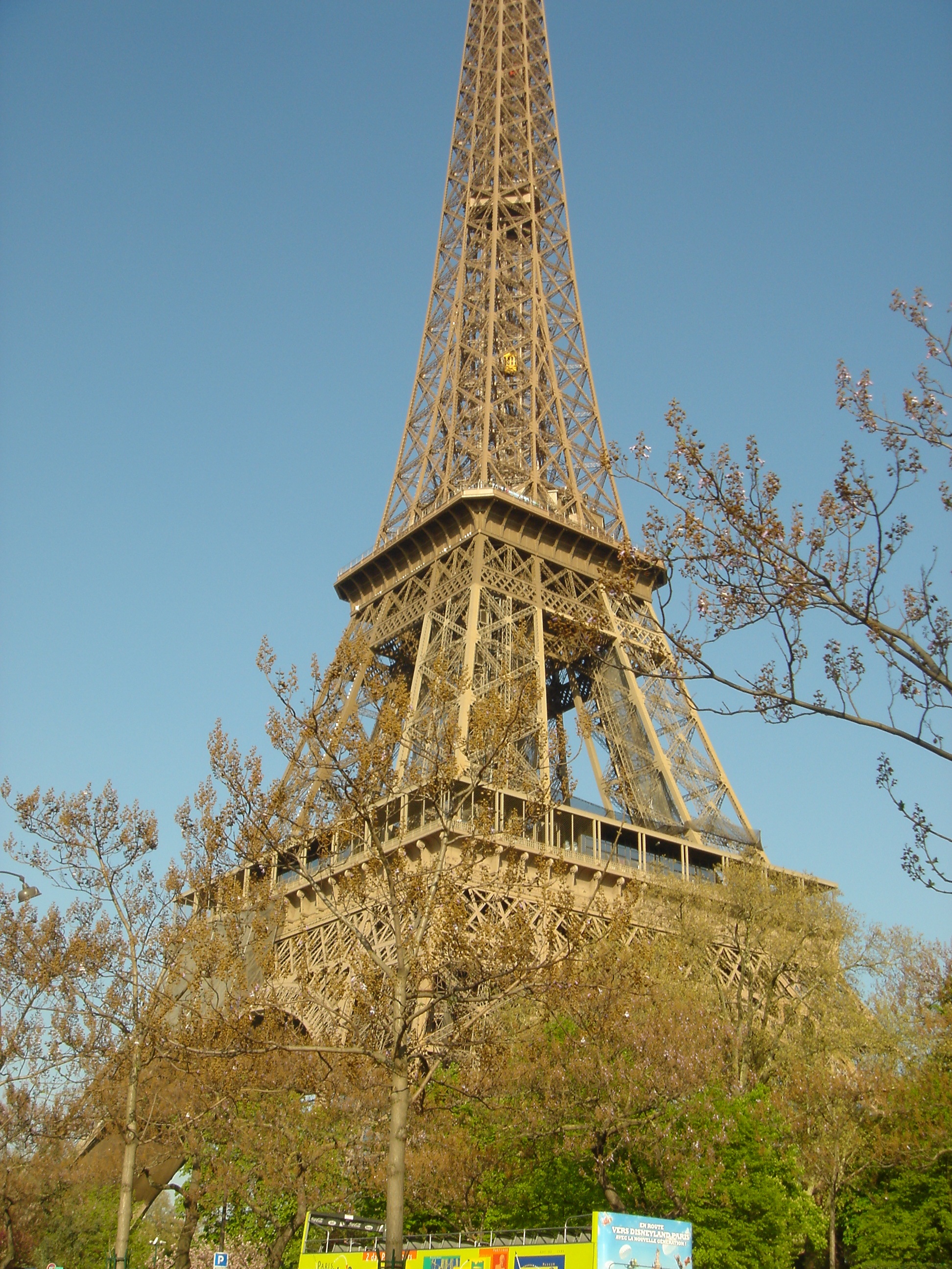 パリに到着 アパルトマン 夜のエッフェル塔10 04 23 パリ日記