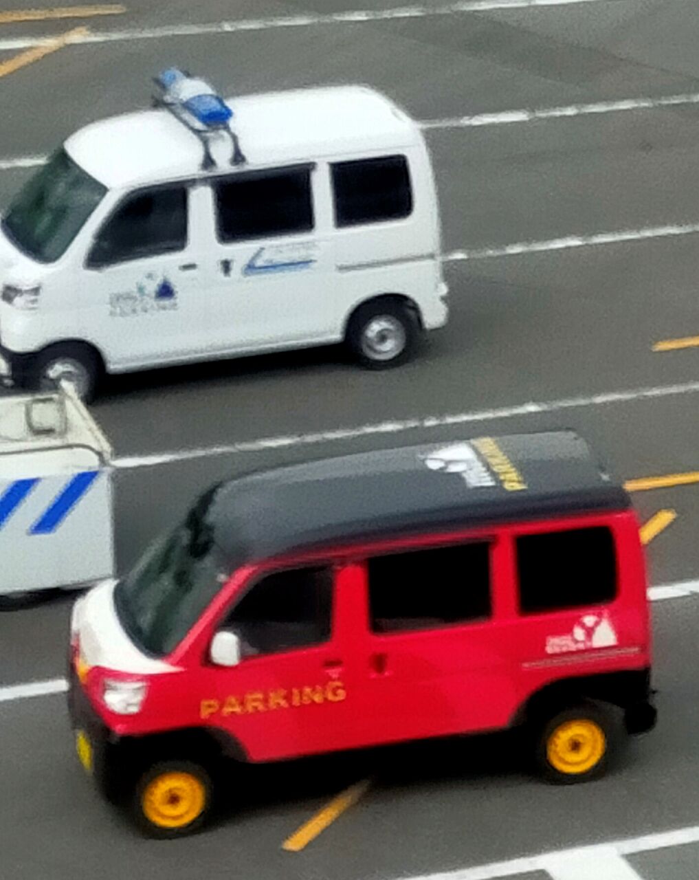 ディズニーシー20周年お祝いカラーコーンアートとtdrのはたらく車 アラフィフ主婦のディズニー年パス日記 ディズニーシー20周年お祝いカラーコーンアートとtdrのはたらく車 アラフィフ主婦のディズニー年パス日記