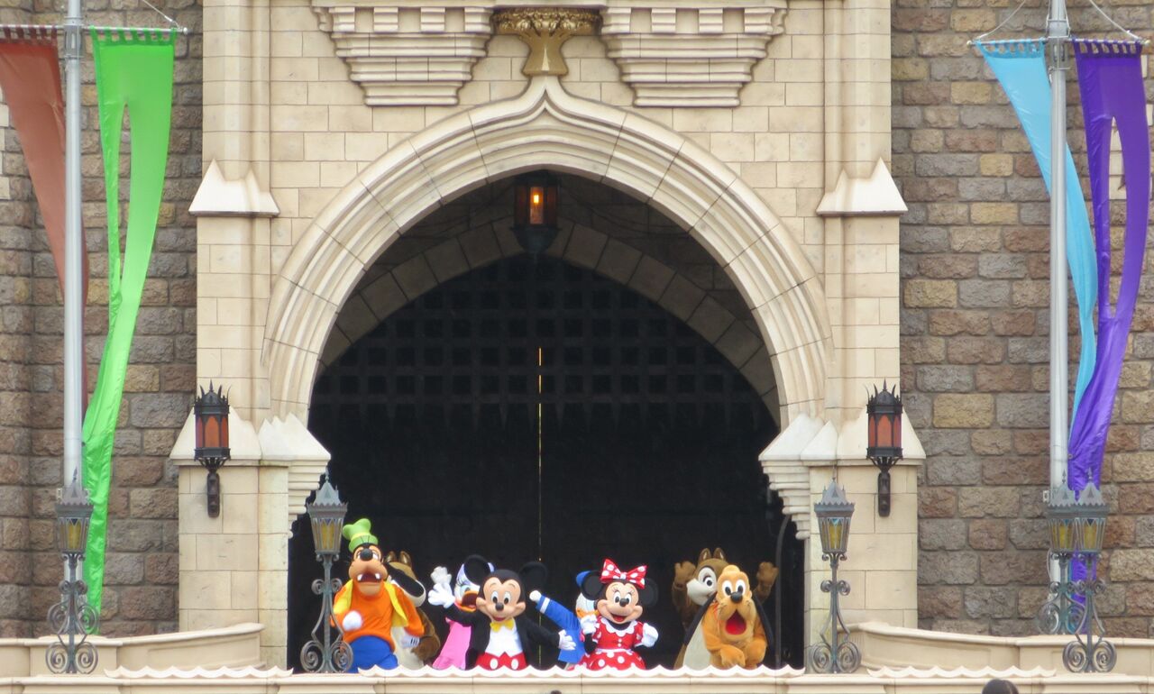シンデレラ城前ご挨拶グリーティング 平日11時入園のディズニーランドその3 アラフィフ主婦のディズニー年パス日記 シンデレラ城前ご挨拶グリーティング 平日11時入園のディズニーランドその3 アラフィフ主婦のディズニー年パス日記