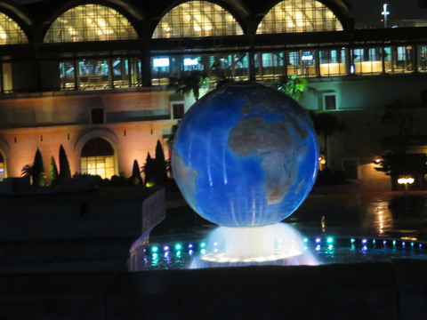 部屋から眺める夜のアクアスフィア 金額差１０倍の予算で楽しむ