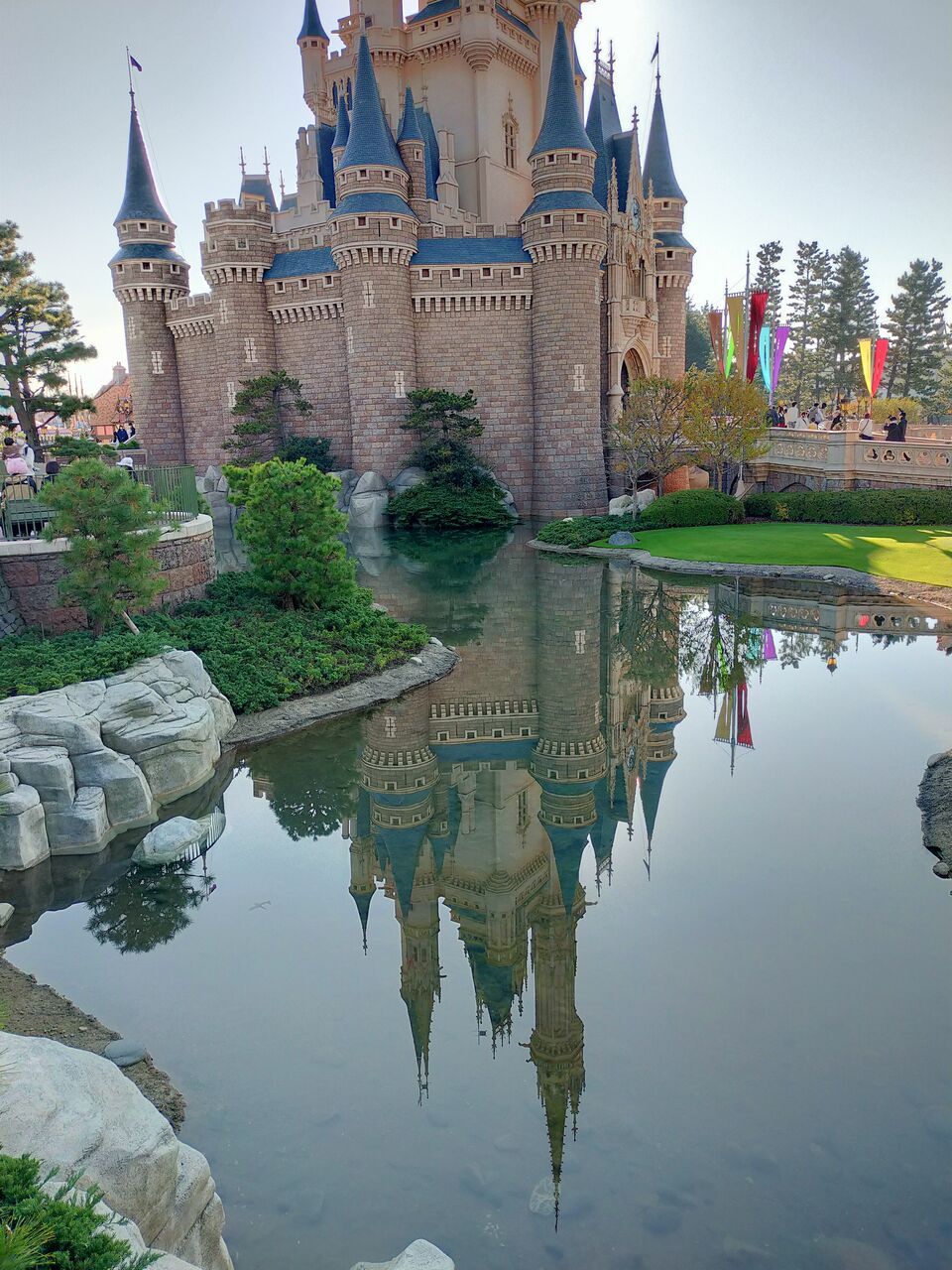 水に映るシンデレラ城 21クリスマス花火とナイトパレードを楽しむディズニーランドその17 アラフィフ主婦のディズニー年パス日記