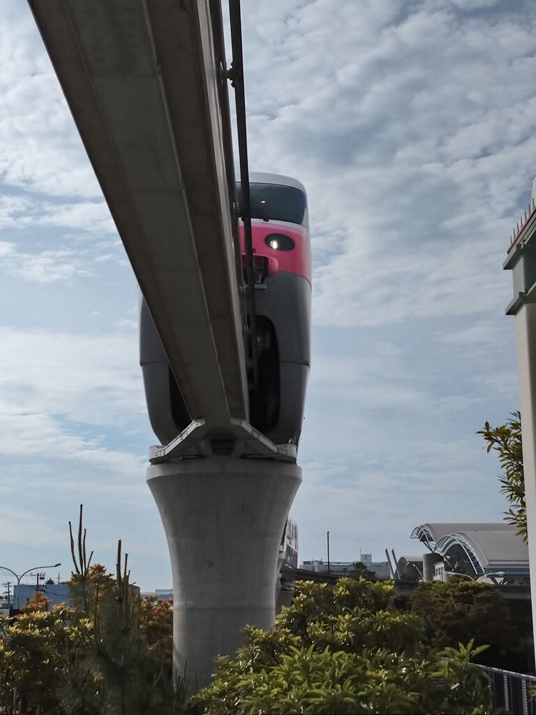 二つのアングルで観るリゾートライナーtypecピンク 朝散歩 舞浜ホテルfrキャッスルルームで美味しく楽しむ1泊2日その9 アラフィフ主婦の ディズニー年パス日記 二つのアングルで観るリゾートライナーtypecピンク 朝散歩 舞浜ホテルfrキャッスルルームで美味しく楽しむ1泊2日その9 アラフィフ主婦の ディズニー年パス日記