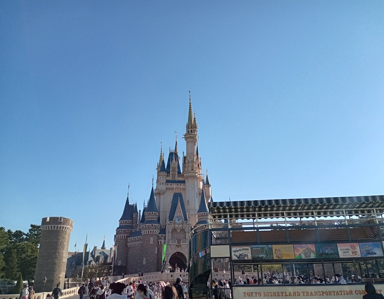 オムニバスとシンデレラ城 21クリスマス花火とナイトパレードを楽しむディズニーランドその16 アラフィフ主婦のディズニー年パス日記