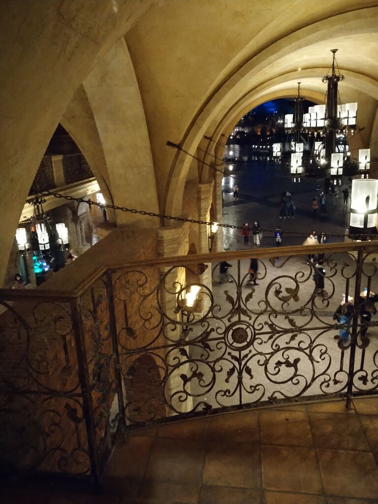 部屋から眺める夜のアクアスフィア 金額差１０倍の予算で楽しむTDR２泊