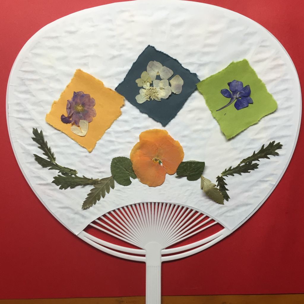 押し花を飾ったうちわ作り 40人のデイサービスで喜ばれるレクとは