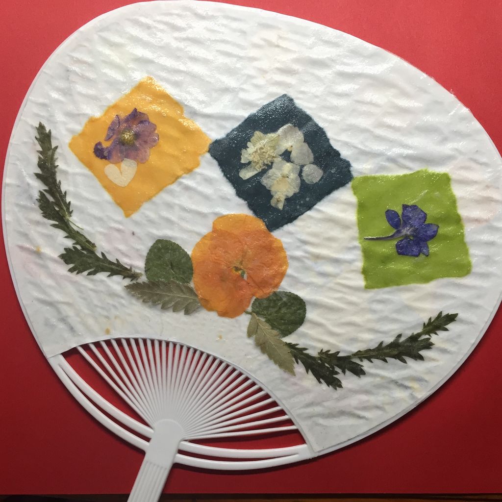 押し花を飾ったうちわ作り 40人のデイサービスで喜ばれるレクとは