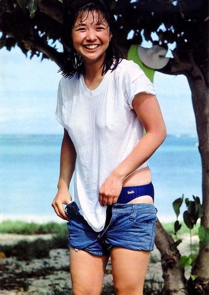 【SEXY】宮崎美子の水着ショット！黄色ビキニ