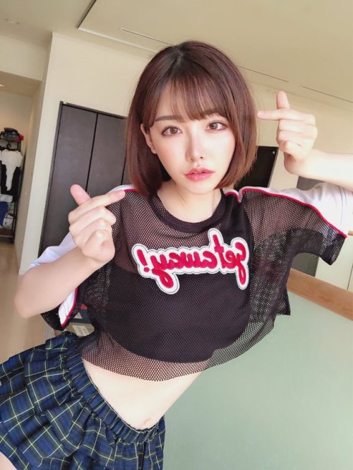 【美女】【SSS級美女】制服の似合うAV女優・深田えいみちゃんのオフショット画像！スリーサイズ