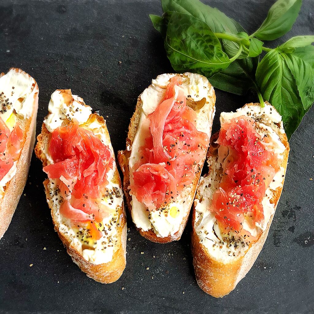 顔色が悪いんです(笑)、☆クリームチーズと生ハムのカナッペ