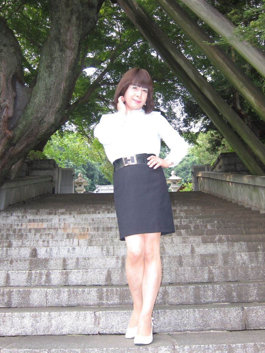 薄緑色のブラウスに黒のタイトスカート 愛のフォトコレクション