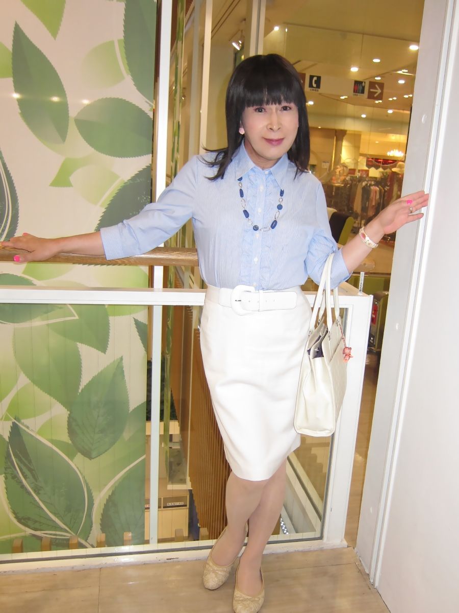 水色のシャツブラウスに白のタイトスカート 愛のフォトコレクション