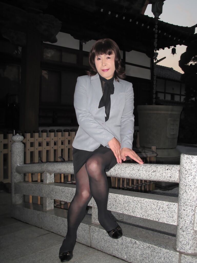 グレーのジャケットに黒タイトスカート(1) : 愛(アイ)の女装日記