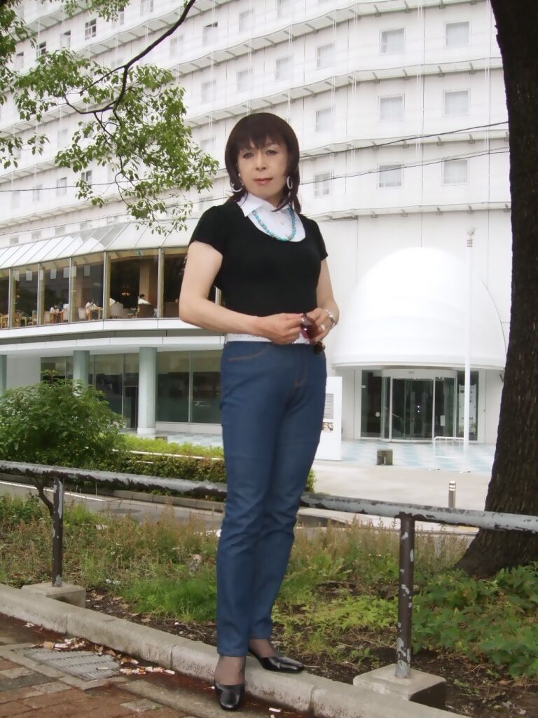 ジーンズファッション 横浜大通公園にて 愛 アイ の女装日記