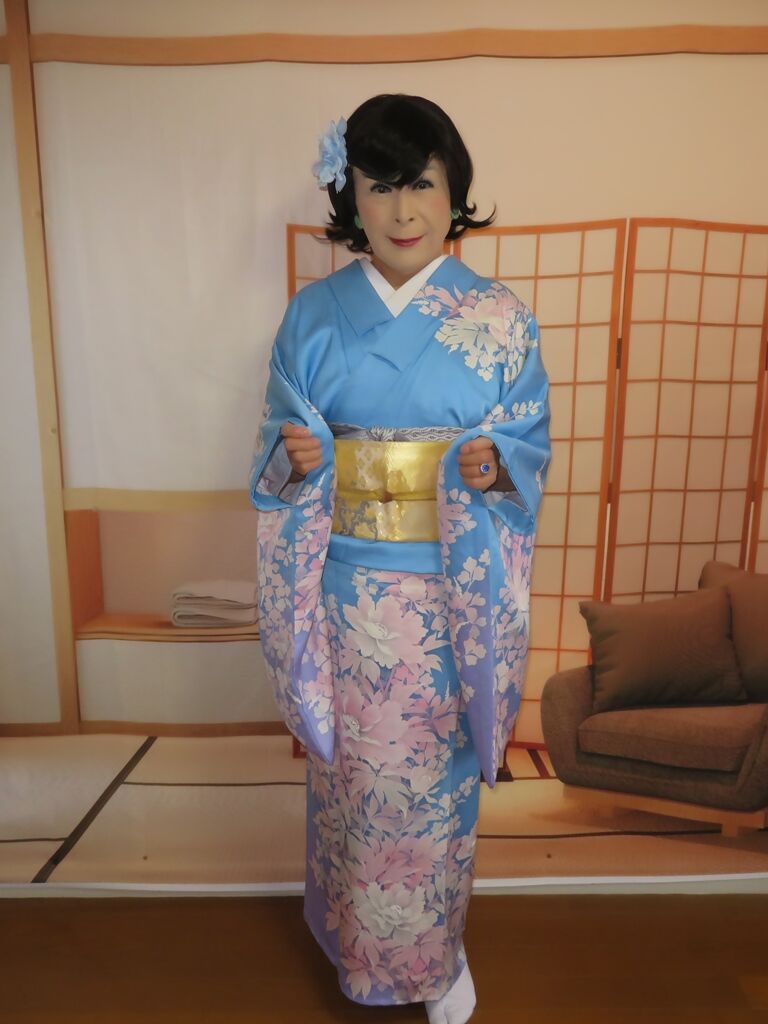 水色の小振袖・部屋で試着(1) : 夢咲愛(めぐみ)の女装フォト