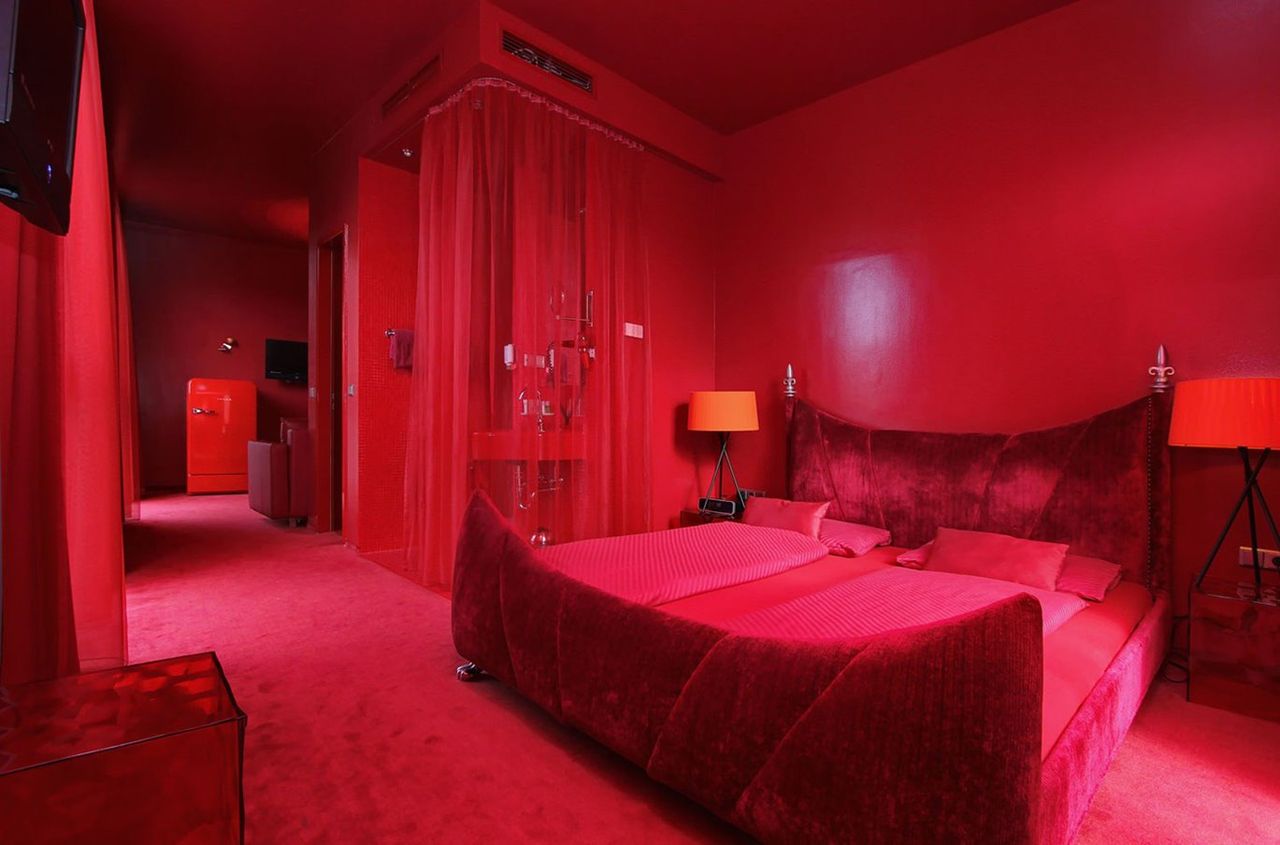 Màu đỏ tạo cảm giác kích thích với phòng ngủ