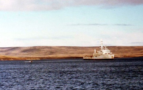 HMS_Fearless,_San_Carlos,_1982