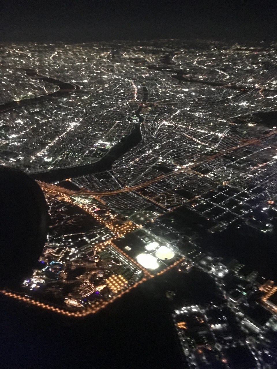 空からの東京の夜景 燃えるゴミは明日