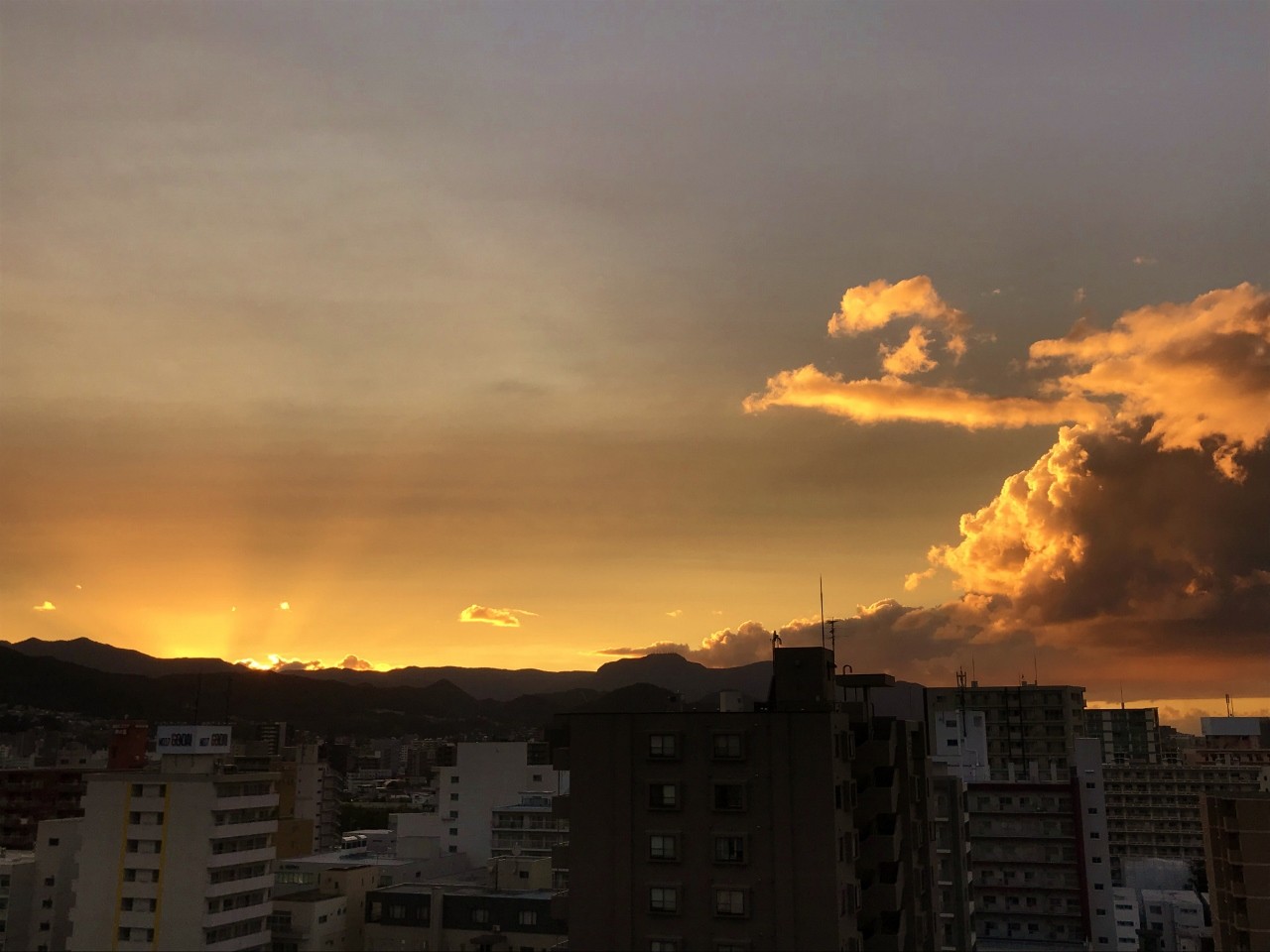 秋の夕焼け空と登別の 小がね 燃えるゴミは明日 秋の夕焼け空と登別の 小がね 燃えるゴミは明日