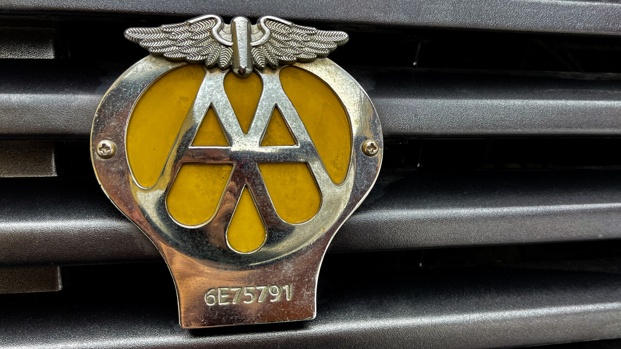 英国自動車協会（AA）のバッジ : 燃えるゴミは明日