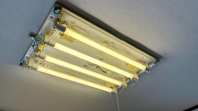 汚い蛍光灯 汚い蛍光灯 b7319736-s.jpg