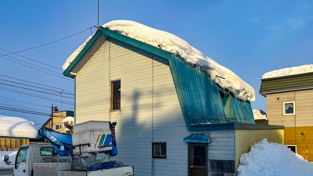 雪の降った日の廃屋 降りすぎ！…と思ったら今度はぜんぜん降らない… : 燃えるゴミは明日