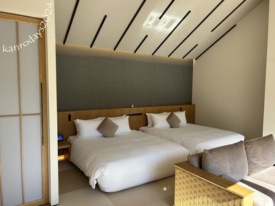 部屋全景ベッド側