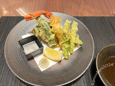 ズワイガニと音更産グリーンアスパラの天婦羅