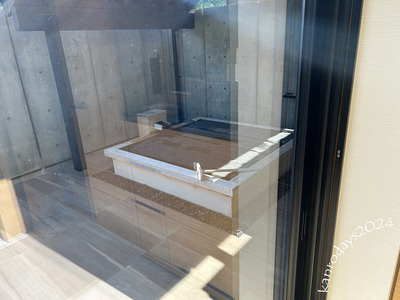 部屋の窓から見た客室露天風呂