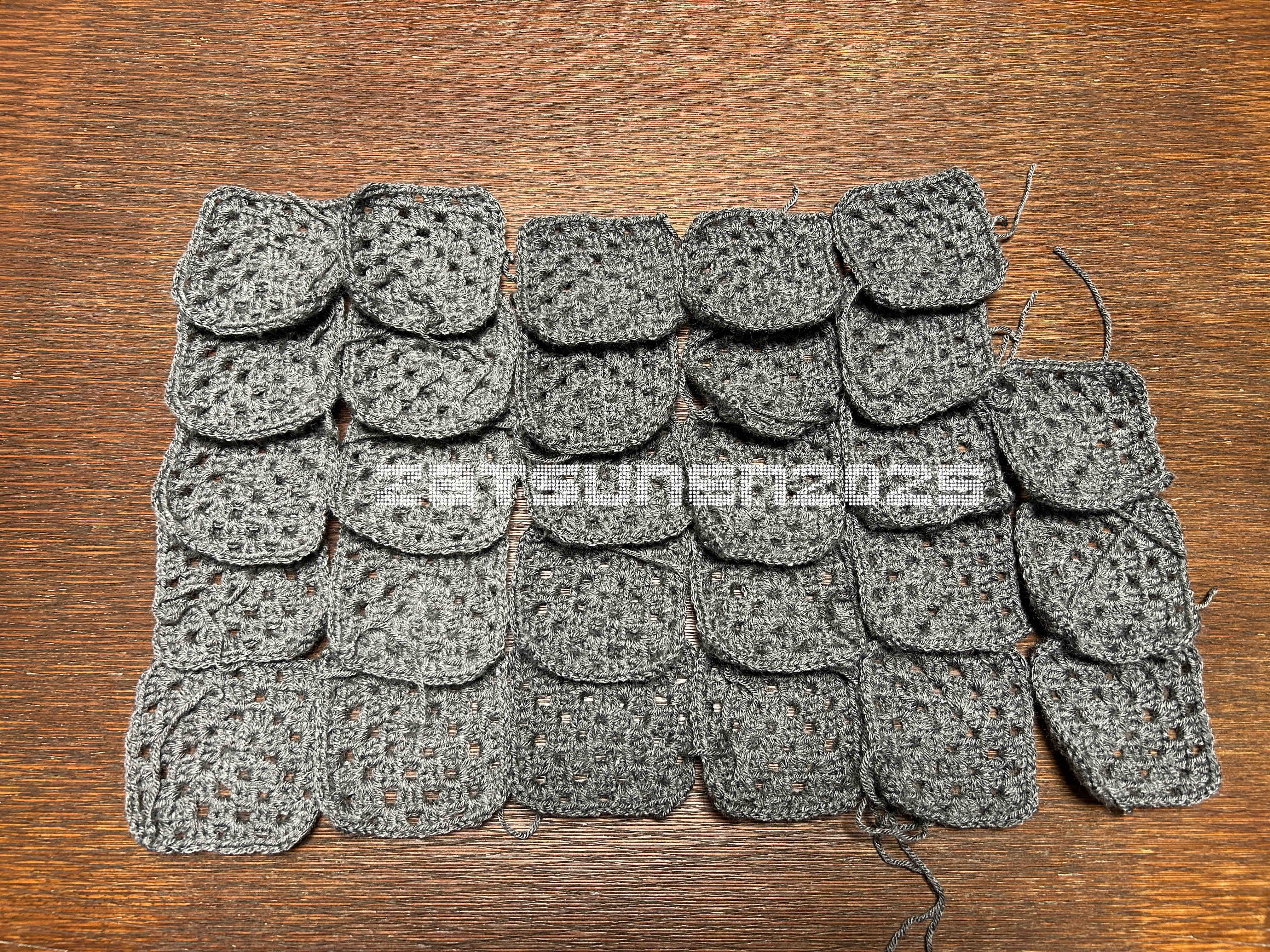 ハンドメイド　グラニースクエアフード付きカーディガン　1 ☆グラニースクエアのフード付きカーディガン☆フリーサイズ 編み物