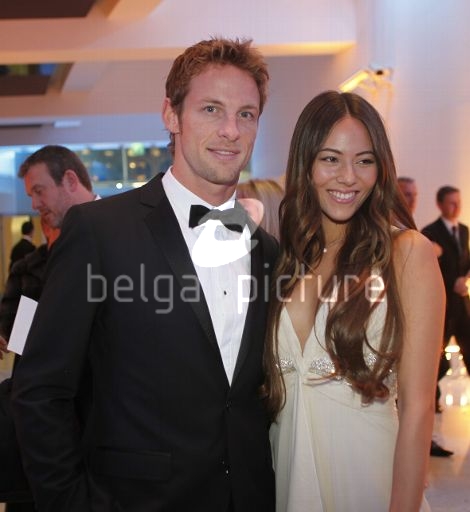 バトンと道端ジェシカ モナコでのfia表彰式写真 F1通信