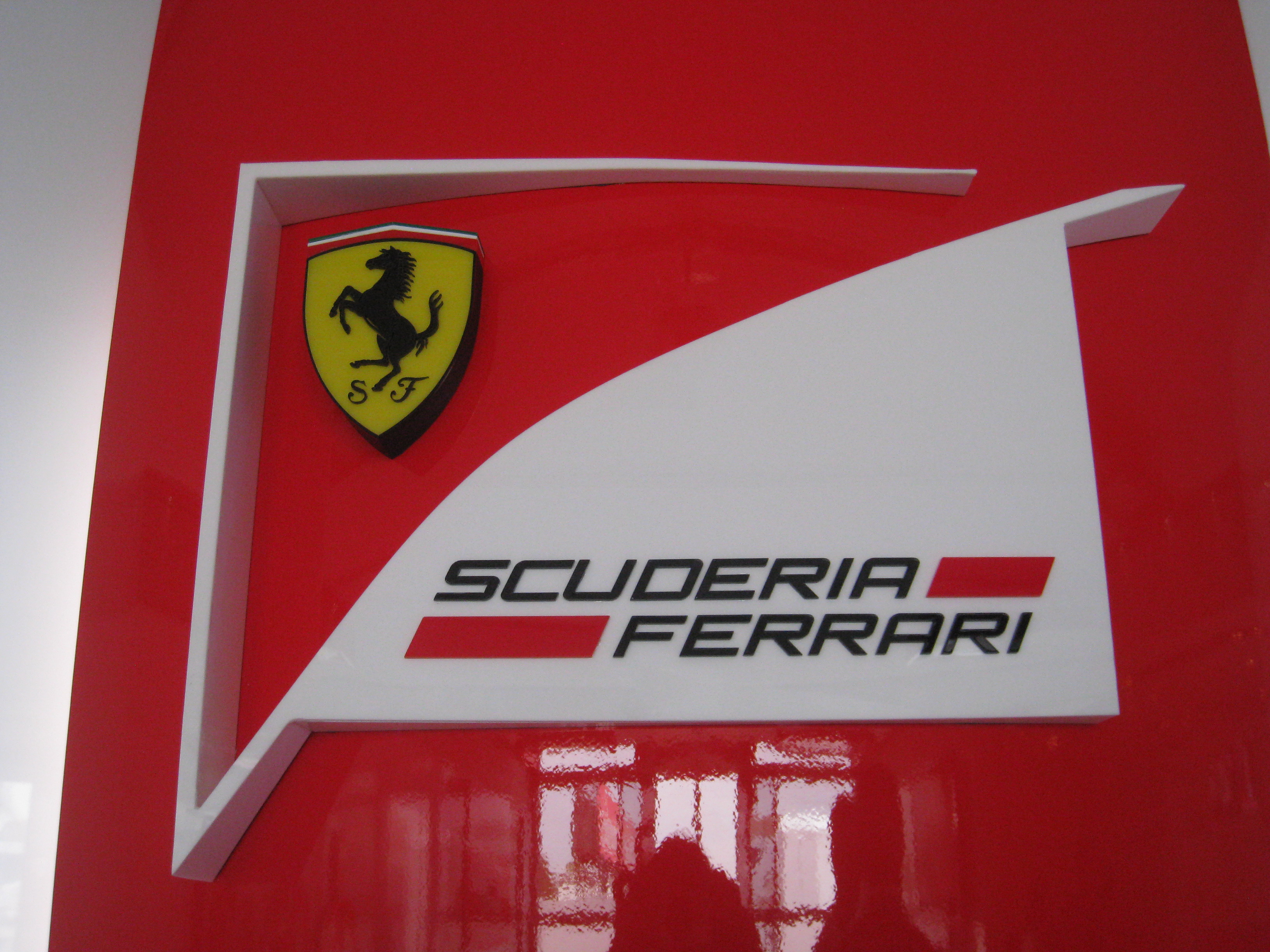 フェラーリ 11年の新しいロゴを披露 F1通信