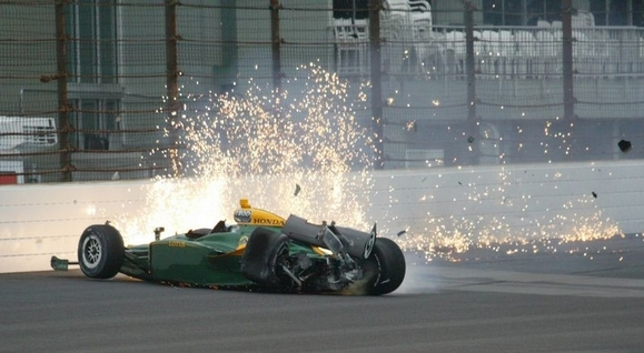 佐藤琢磨 インディ500フリー走行でクラッシュ 写真動画 F1通信