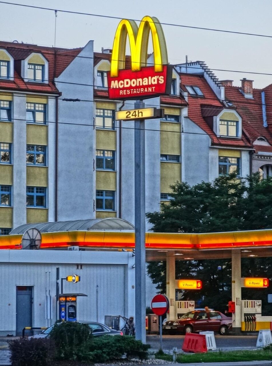 入力材料 マクドナルドアディダスはビドゴシチ レストラン ロゴ ポーランド ファーストフード 都市 高精細画像 壁紙 壁紙