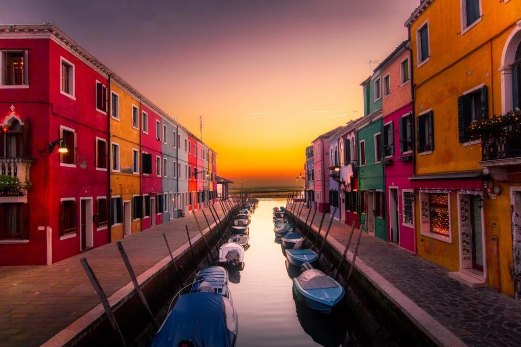 ヴェネツィア イタリアブラーノ島 建設 Lite Nnスイートー区の壁紙の色 ボート 運河 高精細の画像 材料を入力します 壁紙