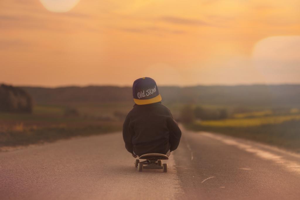 スケートボード 子供 男の子 夕日 残光 風景 スケートボード Hd Suジャイアントパンダ属イ間壁紙nnミリアンペアを持っている 材料を入力します 壁紙