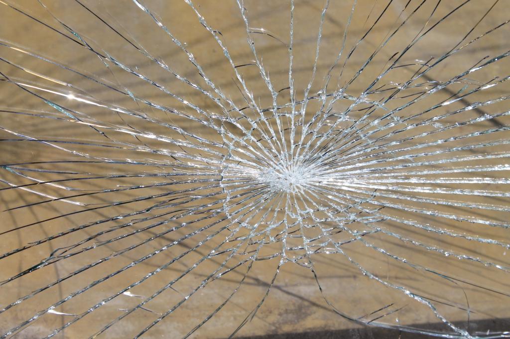 ガラス割れ 製造niメい可愛い壁紙ガラス 壊れた 分割された 壊れやすい 損傷 破片 高精細画像 材料入力 壁紙