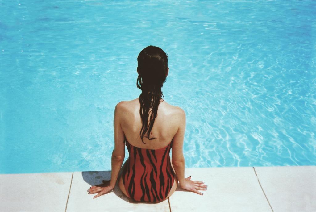女性 座っアniメ4k壁紙 プール 水泳 プール 女性 女の子 高精細の画像は 材料を入力します 壁紙