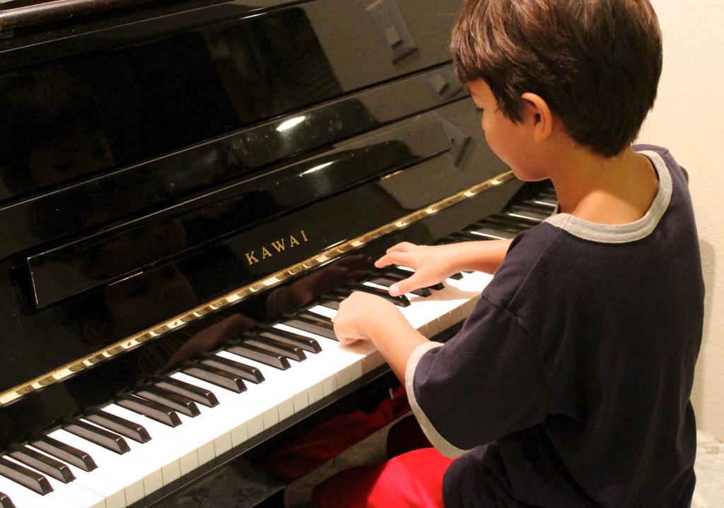 ピアノ 壁紙deemo男の子 遊び 学び ピアノのレッスン 子供のピアノ音楽 楽器 高精細の画像 材料を入力します 壁紙