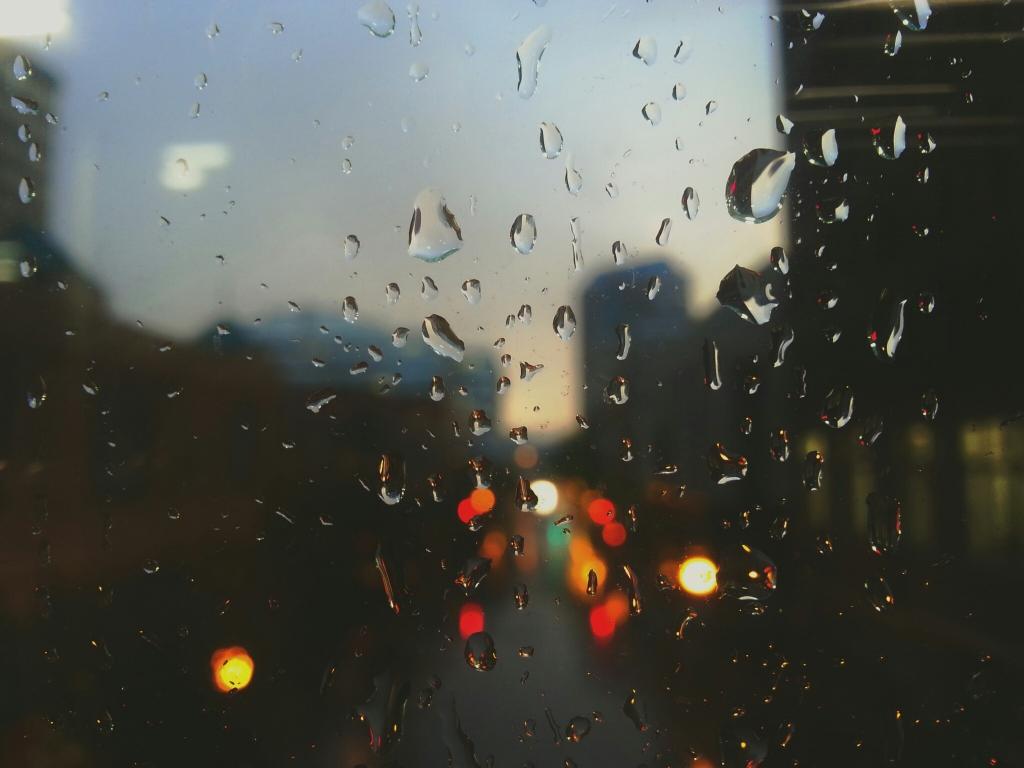 雨滴 より多くの雨市の壁紙 窓 悲しい 暗い 夜の交通信号灯 車のライト 高精細の画像は 材料を入力します 壁紙