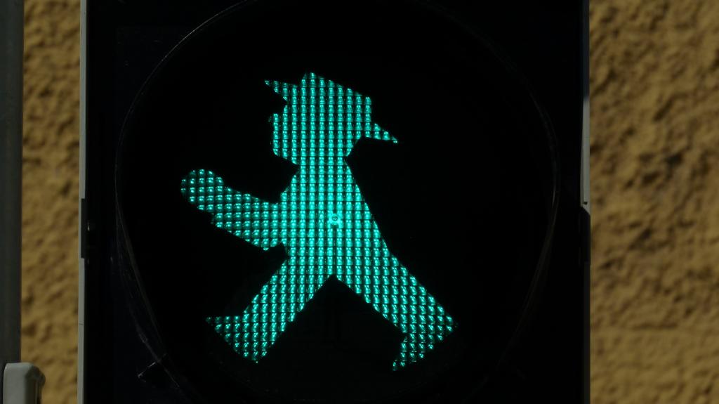 リトルグリーンメン 交通信号灯 ラインstussyの壁紙歩道橋 交通信号 グリーン 男性 光信号を 高精細の画像 材料を入力します 壁紙